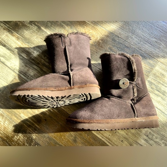 UGG Classic Bailey Boots With Buttons • Dark Brown Leather • Sheepskin • sz W6 - Picture 9 of 16